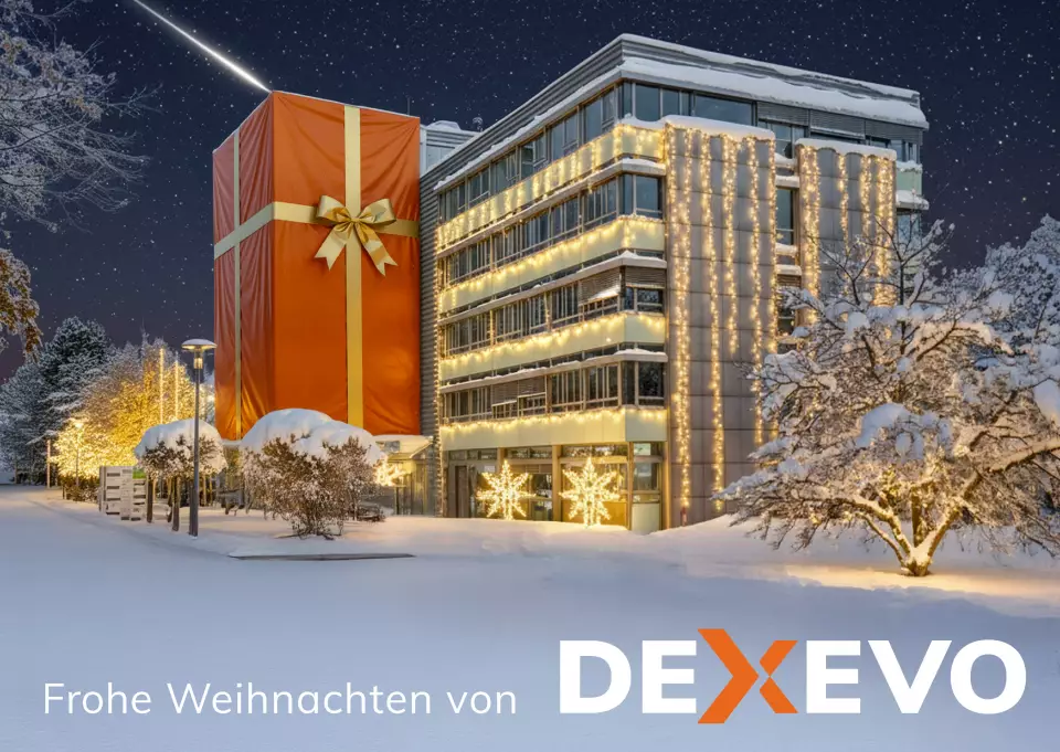 Vorderseite der DEXEVO Weihnachtskarte 2025: Unser Büro im Schnee DEXEVO Weihnachtskarte