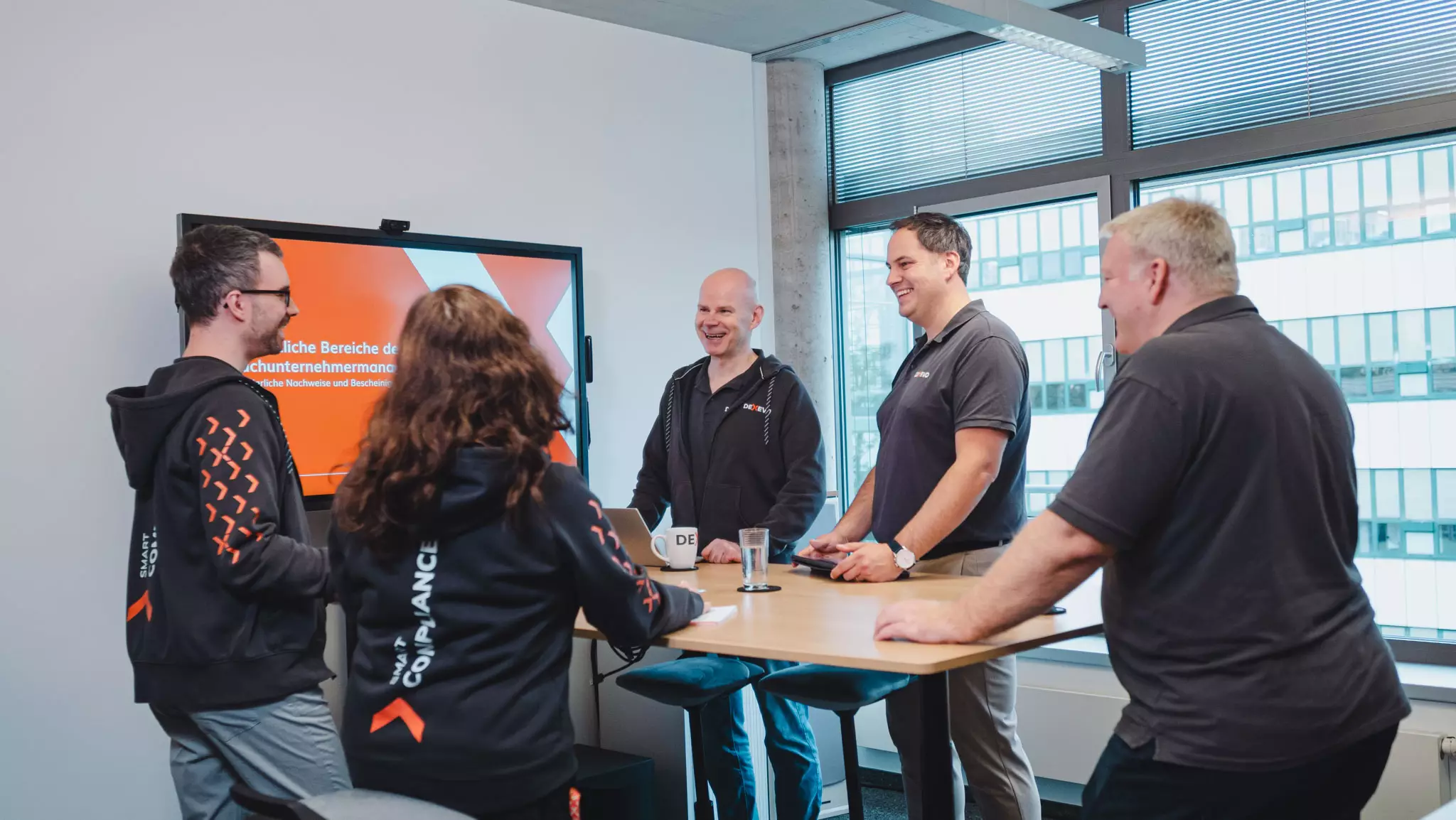 Das DEXEVO-Team bei einer Besprechung im Büro in Augsburg