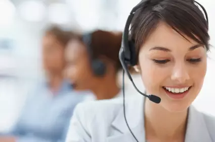 Kontakt Bild einer Frau, die ein Handset auf hat und mit einer Person telefoniert