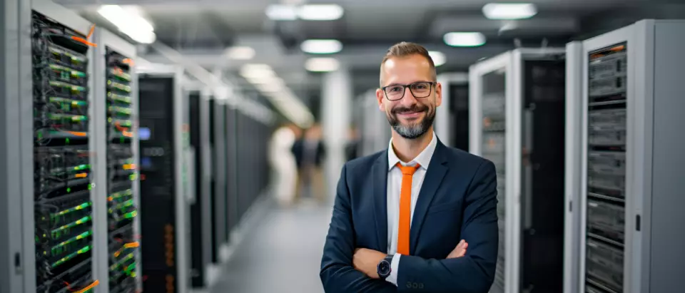 IT-Systeme: Serverraum und Schnittstellen Person im Serverraum